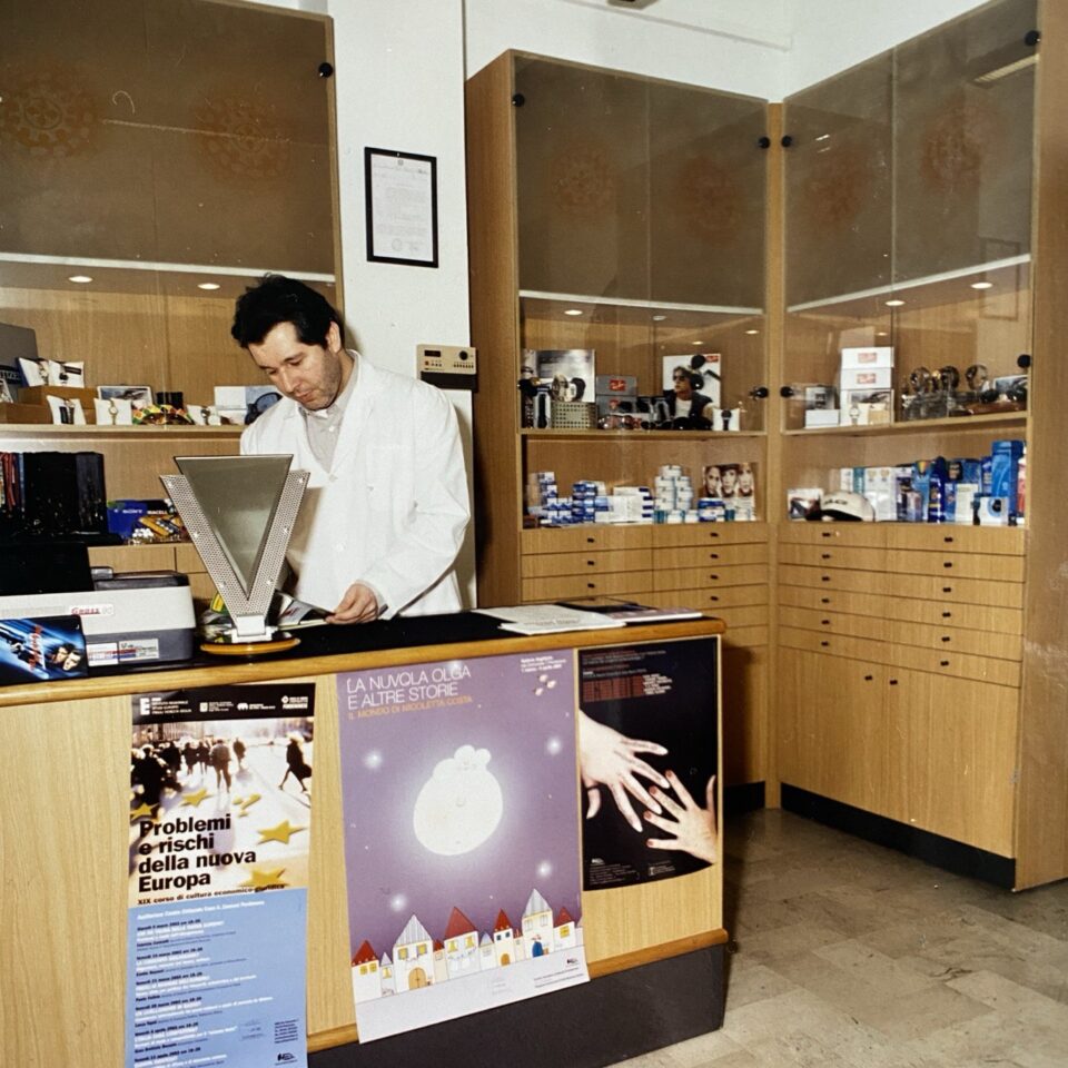 interni negozio e titolare ottica genesis anno 2003