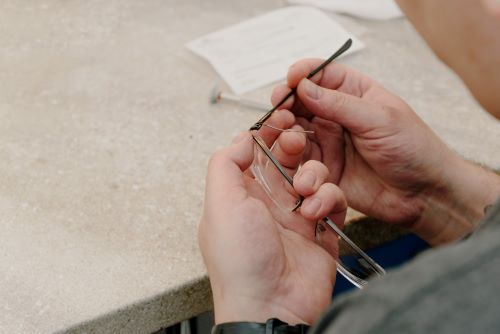 persona che ripara occhiali rotti riparazioni occhiali rotti ottica genesis