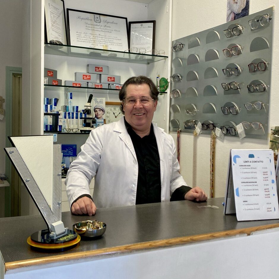 Foto del titolare Ottica Genesis dietro il bancone